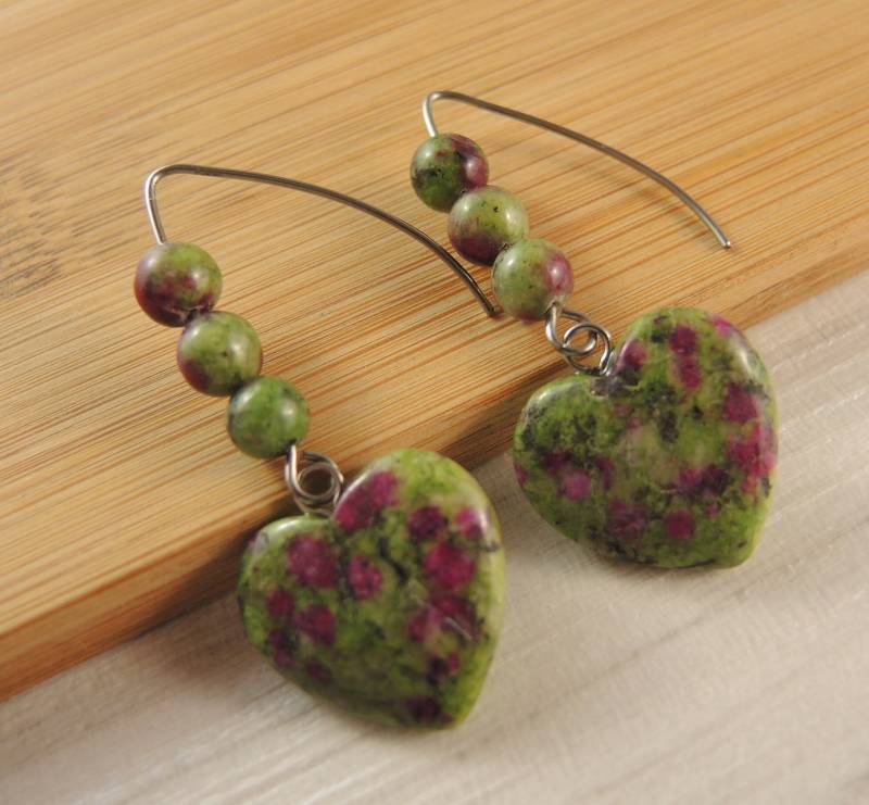 Rubin Zoisit Edelstein Herz, Statement Paar, Baumeln Mode, Perlen Ohrringe, Edelstahl Haken von KartikaEarrings