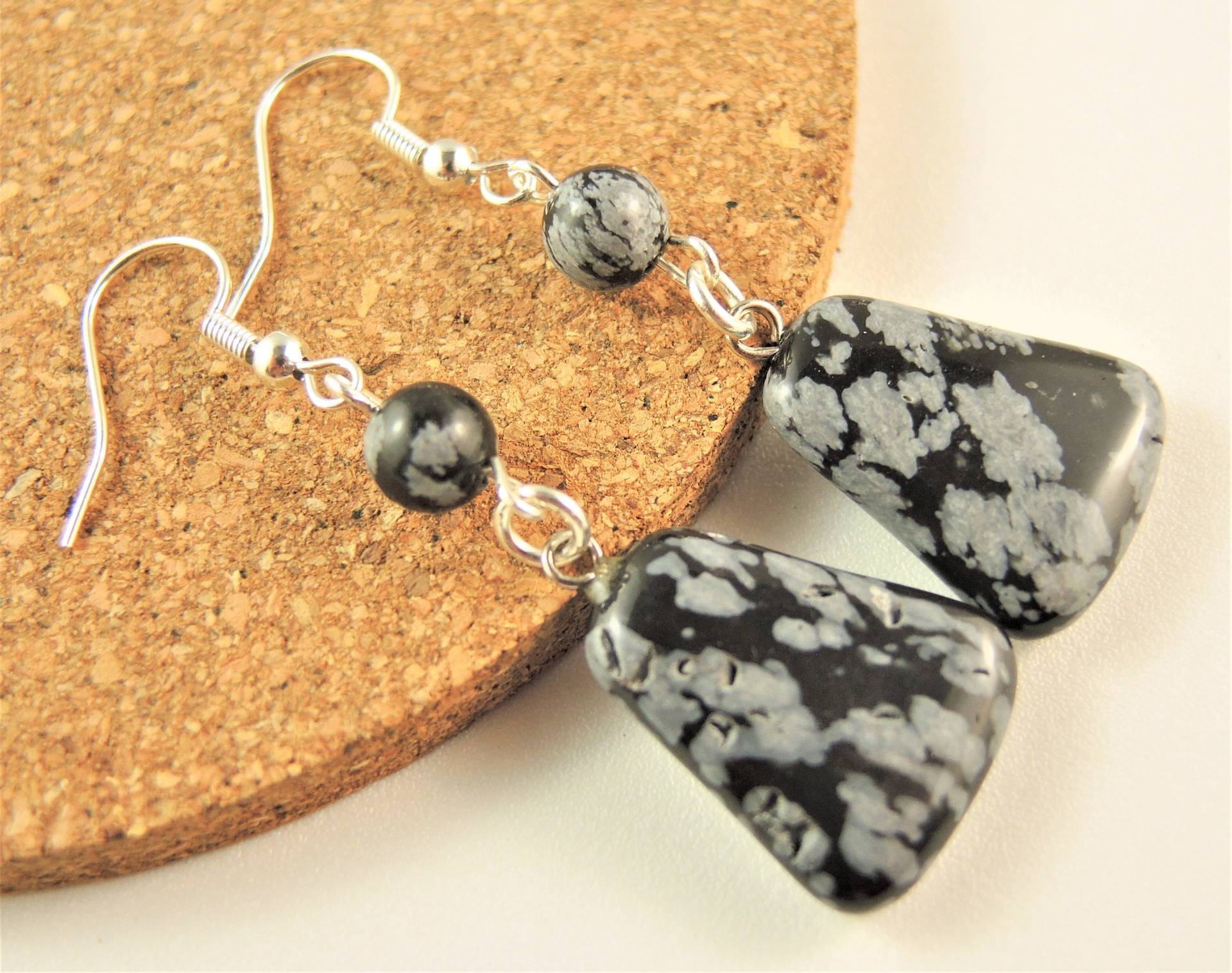 Schneeflocken Obsidian Edelstein, Boho Paar, Baumeln Tropfen, Mode Perlen Ohrringe, Versilberte Haken # 820 von KartikaEarrings