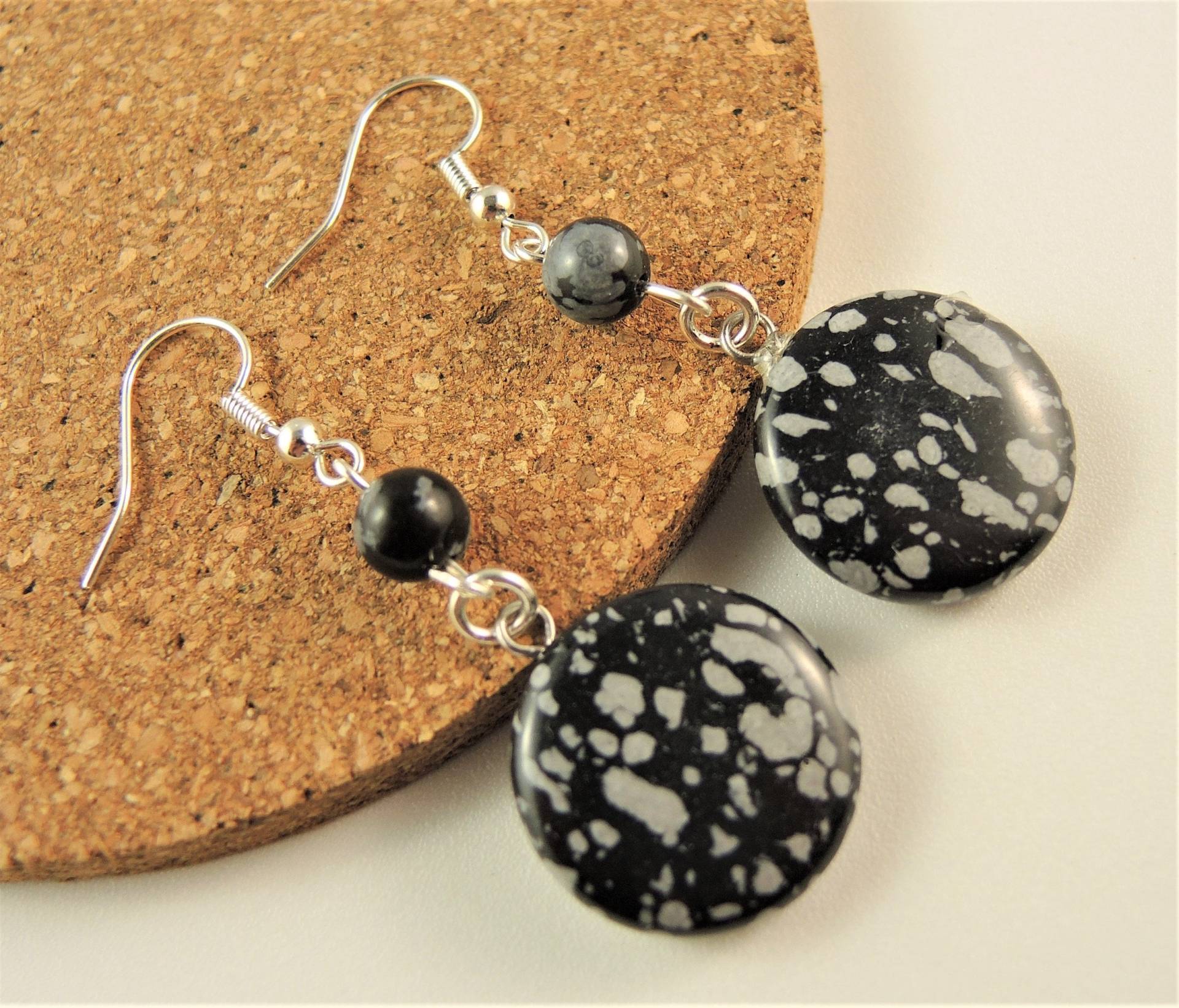 Schneeflocken Obsidian Rund Edelstein, Boho Paar, Ohrhänger, Versilberte Haken # 111 von KartikaEarrings