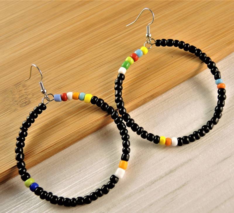 Schwarze Keramik Perlen Boho Statement Runde Baumeln Mode Ohrringe Mit Versilberten Haken von KartikaEarrings