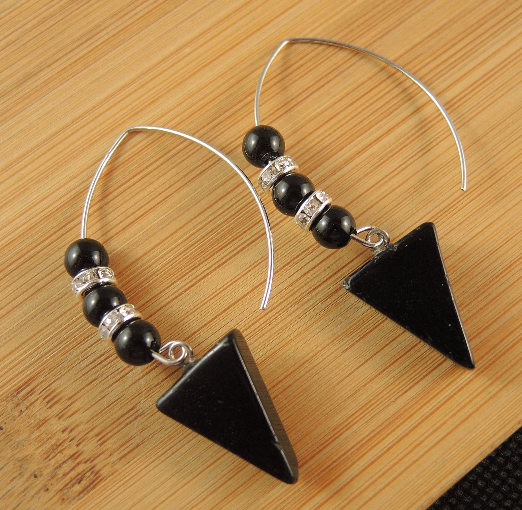 Schwarzer Achat Dreieck Ohrringe Perlenbesetzte Ohrhänger, Edelstahl Haken von KartikaEarrings