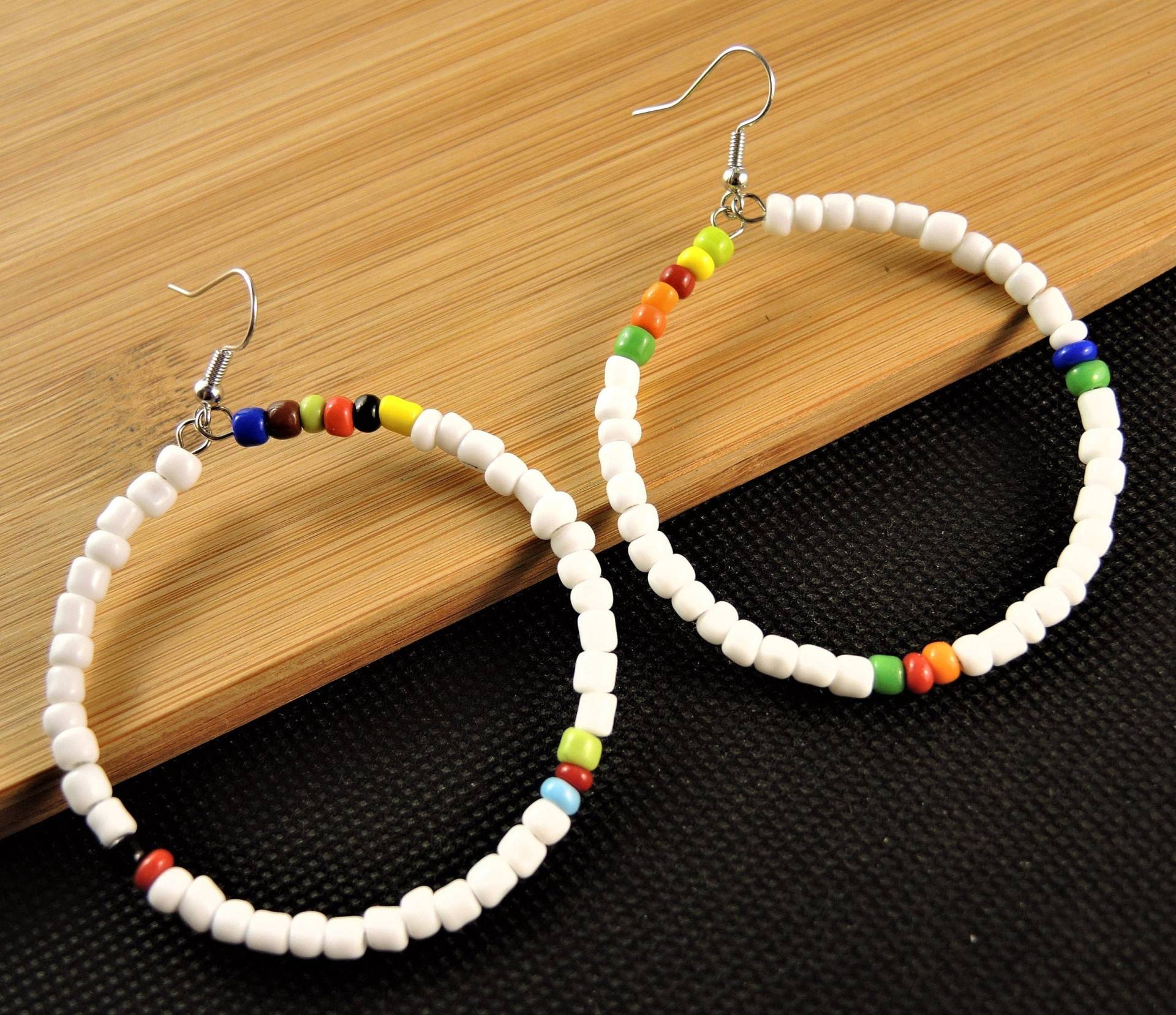 Weiß, Keramik, Perlen, Boho, Statement, Rund, Baumeln Tropfen, Mode Ohrringe, Versilberte Haken von KartikaEarrings