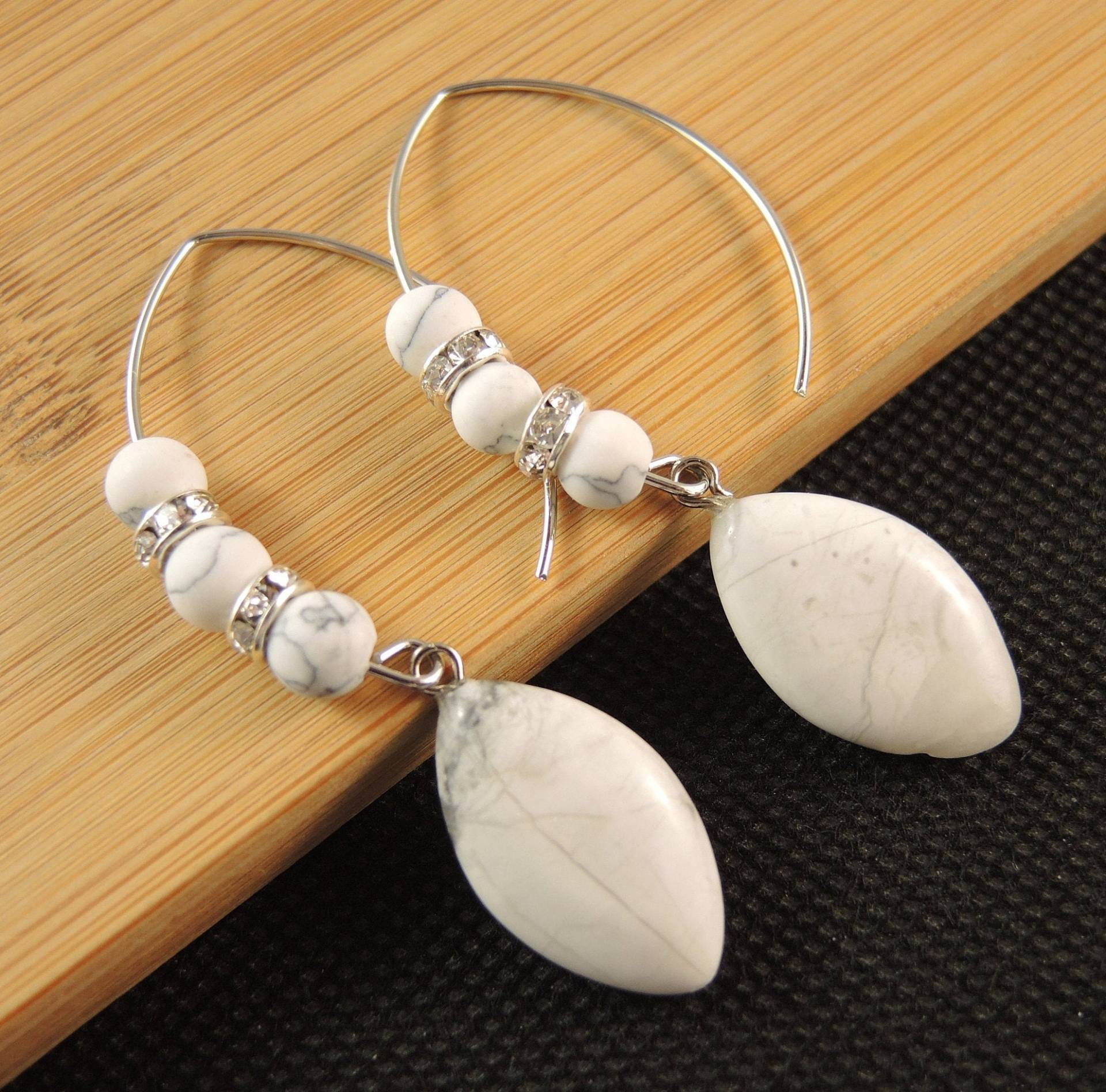 Weiße Howlith Pferdeauge Ohrringe Edelstahl Tropfen von KartikaEarrings