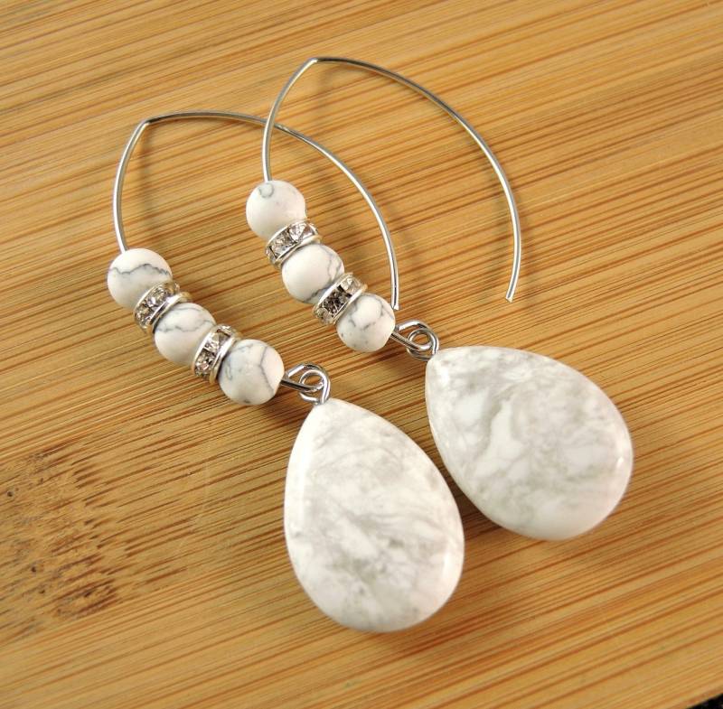 Weiße Howlith Teardrop Ohrringe Edelstahl-Ohrringe von KartikaEarrings