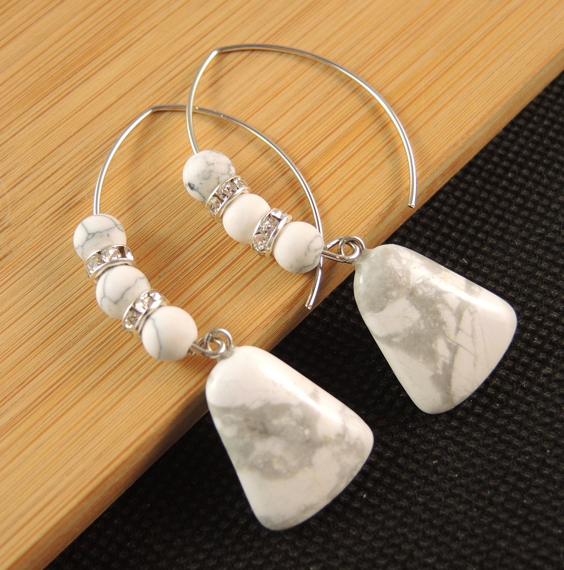 Weiße Howlith Trapez Ohrringe Perlenbesetzt, Baumeln, Edelstahl Haken von KartikaEarrings