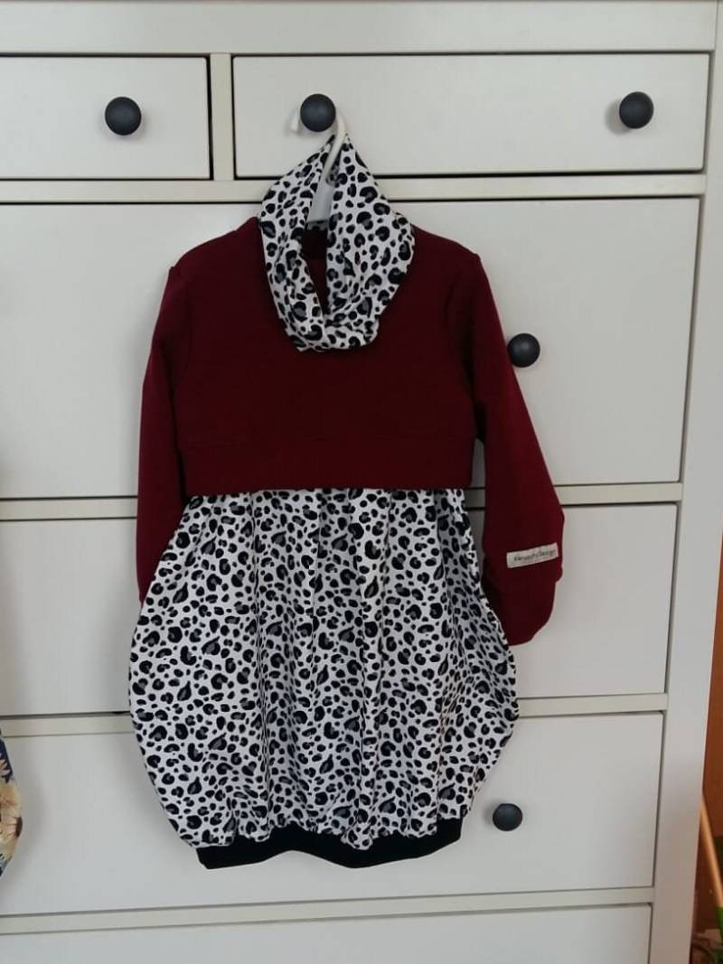 Ballonkleid Im Leoprint Optional Mit Passendem Hoodie Und Stirnband von KaruschlDesign