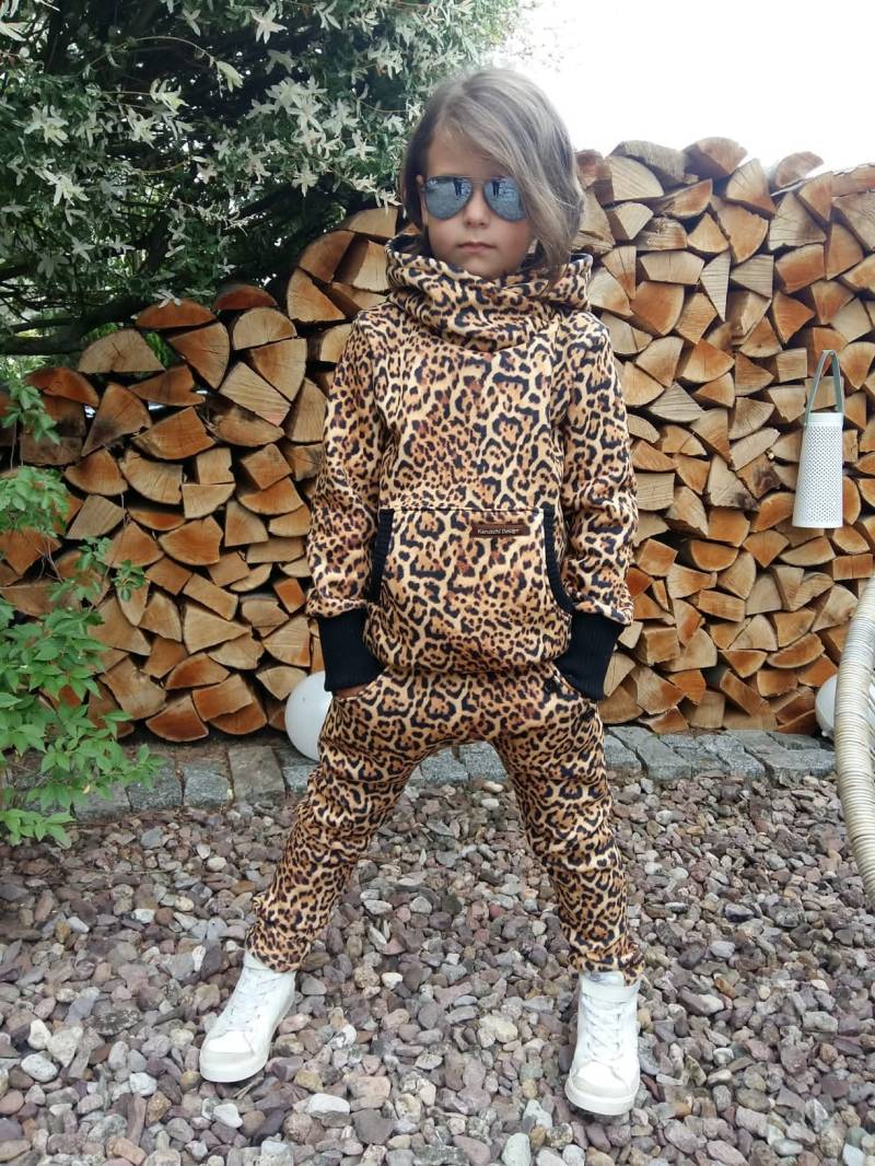 Dicker Kuscheliger Feizeitanzug Im Leoprint von KaruschlDesign