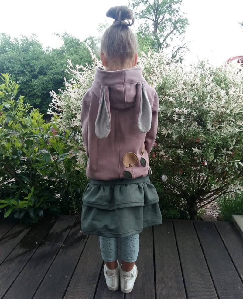 Dicker Sweater Mit Hasenohren Und Vielen Applikationen in Mauve von KaruschlDesign