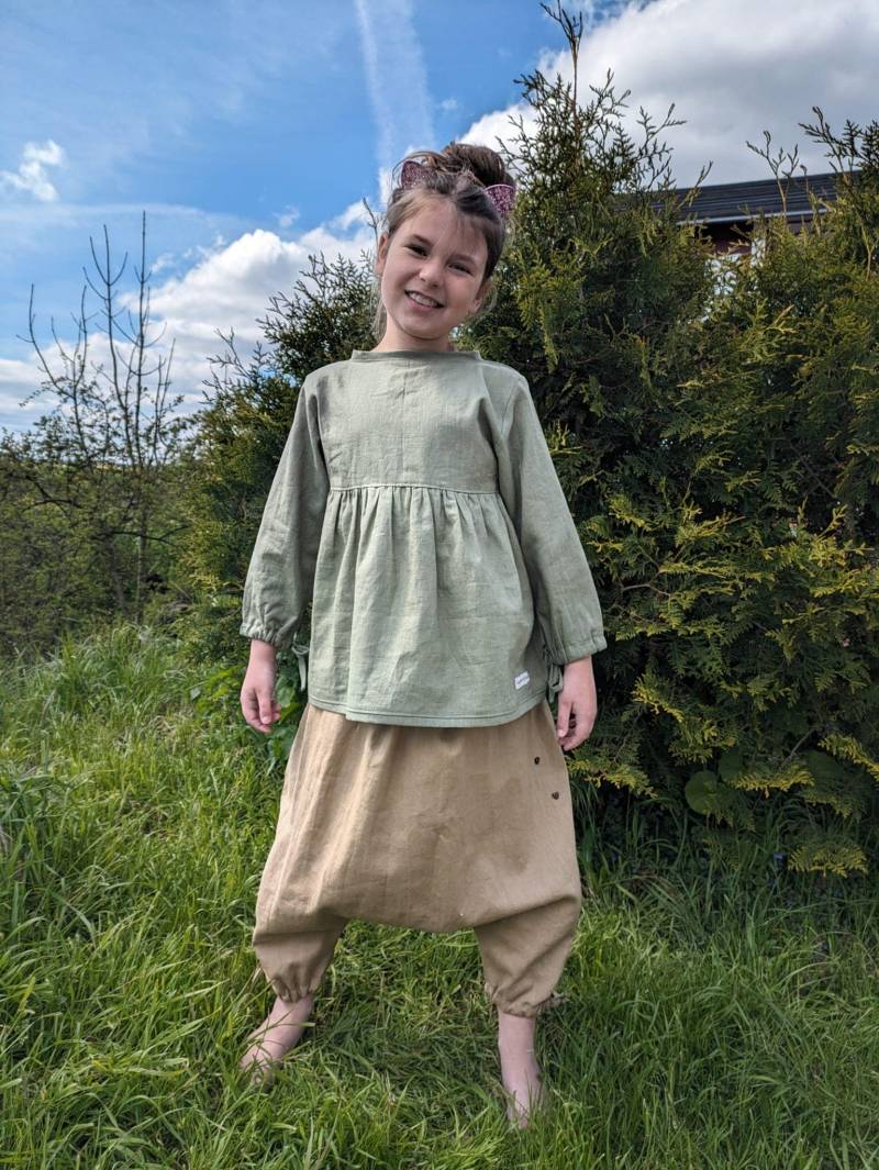 Pumphose Aus Leinen in Camel Mit Bändchen Zum Regulieren Der Weite, Optional Bluse Pumphose Aus Leinen in Camel Mit Bändchen Zum Regulieren Der Weite, Optional Bluse von KaruschlDesign