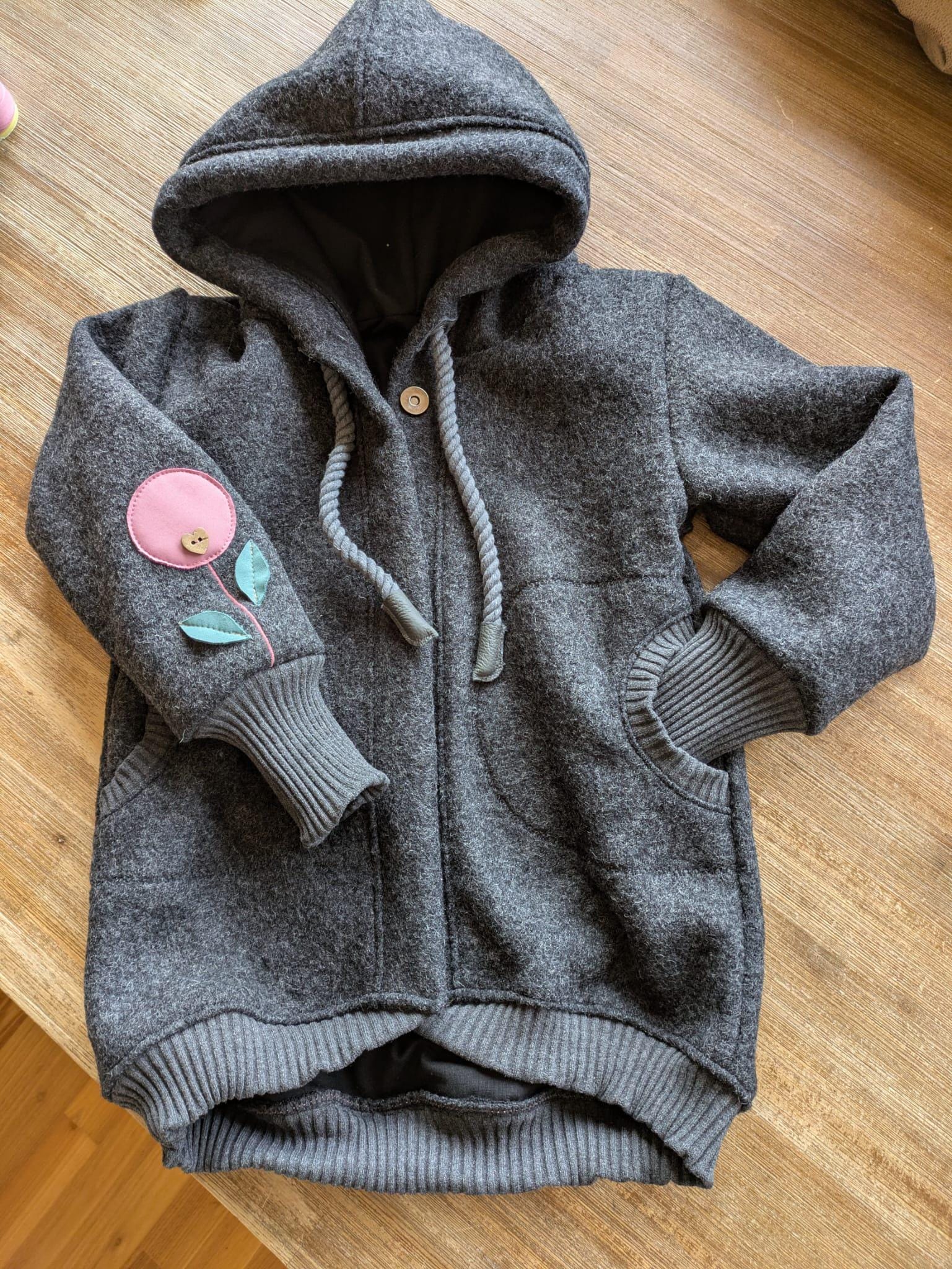 Walkjacke in Anthrazit Ab Gr. 98 Bis 140 Mit Jerseyfutter Und Applikationen Ohne Kordel Walkjacke in Anthrazit Ab Gr. 98 Bis 140 Mit Jerseyfutter Und Applikationen Ohne Kordel von KaruschlDesign