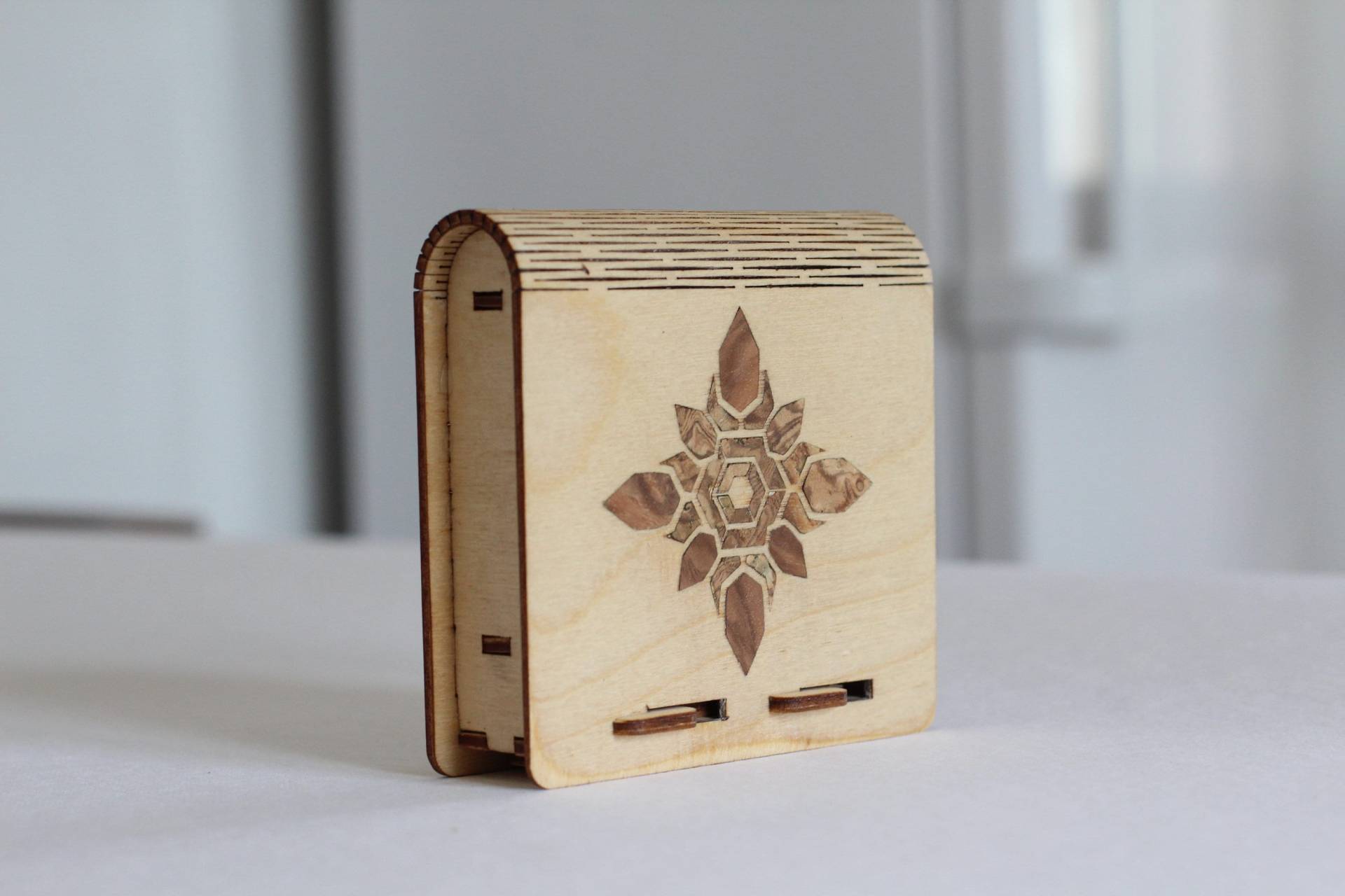Holz Lasergeschnitten E-Zigarettenetui Mit Furnier Walnuss Blume | Inlay-Technik. Schließt Schiebeschraubenluke Holz Lasergeschnitten E-Zigarettenetui Mit Furnier Walnuss Blume | Inlay-Technik. Schließt Schiebeschraubenluke von KaryaCreativeStudio