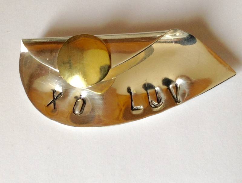 Abstrakte Handwerker Silber Brosche - Hand Gestempelt Pin Luv Gold Und Geschenk Für Sie Valentinstag Sterling von KarynJamieDesigns