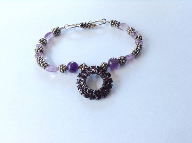 Amethyst Perlen Armband, Mit Lila Swarovski Charm, Ebenfalls, Sterling Perlen, Und Verschluss von KarynJamieDesigns