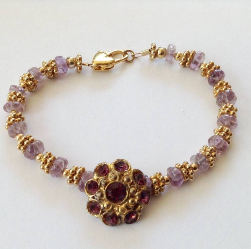 Amethyst Und 14Kt Gold Armband-Gold Herz Toggle Armband - Perlen Lila Kristall Blumen von KarynJamieDesigns