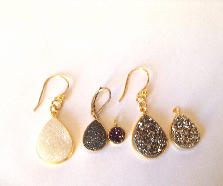 Druzy Baumeln Ohrringe - Silber Ohrringe-Schwarz Ohrringe-Runde Pflaume Druzy-Weiß Gold Lünette von KarynJamieDesigns