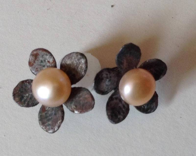 Echte Perlenohrstecker - Silberperlenohrstecker Pfirsichperlenohrstecker Blumen Und Tolles Geschenk Weihnachten von KarynJamieDesigns