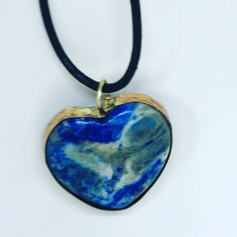 Emeraldheart Halskette -sterling Herz Anhänger -Bezel Set - Freundin. Geschenk Smaragdherz An Schwarzer Lederschnur von KarynJamieDesigns