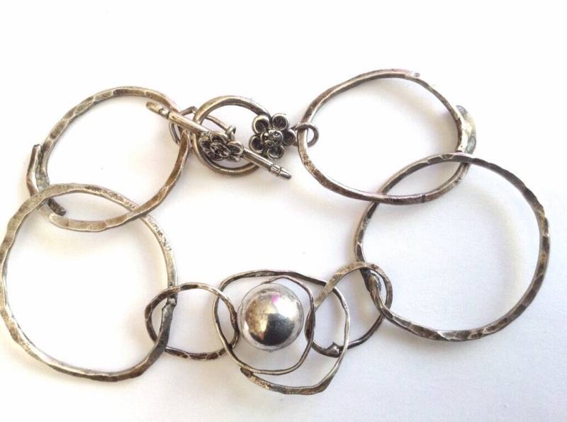Gehämmertes Silber Armband - Sterling Abstraktes Blumen Toggle Artisan Gliederarmband Individuelles Geschenk Für Sie von KarynJamieDesigns