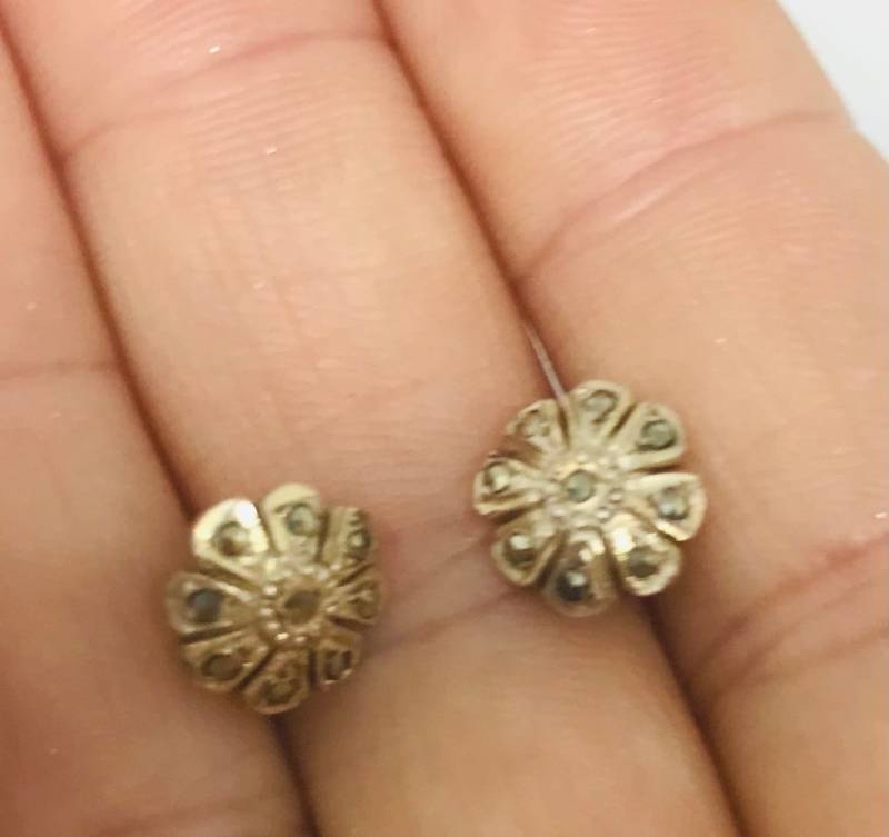 Gold Blume Ohrstecker- Vermeil Ohrstecker - Markasit Sterling Ohrringe Glitzernde Uni von KarynJamieDesigns