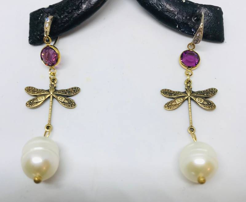 Gold Feder Ohrringe - Boho Baumeln Charme Messing Lila Kristall Geschenk Für Sie Ooak von KarynJamieDesigns