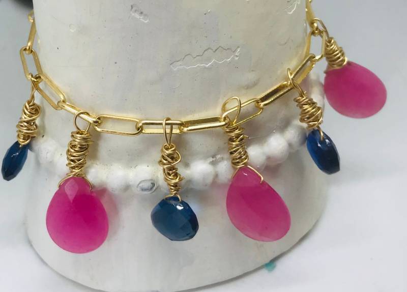 Gold Und Sterling Armreif - Kristall Mit Tropfen Briolett Draht Gewickelt Anhänger von KarynJamieDesigns