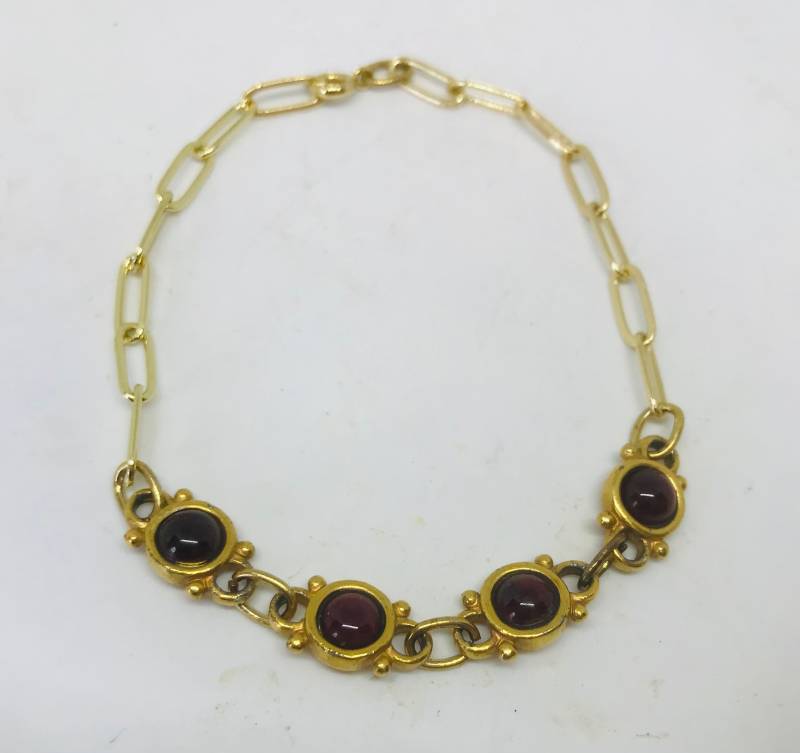 Granat Perlen Armband - 14K Gold Und Mit Charme von KarynJamieDesigns