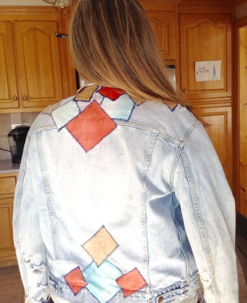 Gwg Jeansjacke - Vintage Mit Zwei Taschen Zerstörte Sz Med. Gepatchte Verzierte Handgemacht Gwg Jeansjacke - Vintage Mit Zwei Taschen Zerstörte Sz Med. Gepatchte Verzierte Handgemacht von KarynJamieDesigns