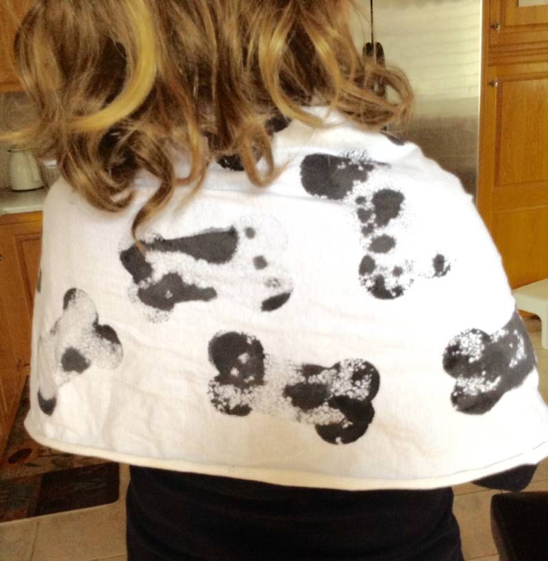 Hundeknochen Weiß Baumwolle Schultertuch, Halstuch, Handbemalt, Schwarz Und Hundeknochen Weiß Baumwolle Schultertuch, Halstuch, Handbemalt, Schwarz Und von KarynJamieDesigns