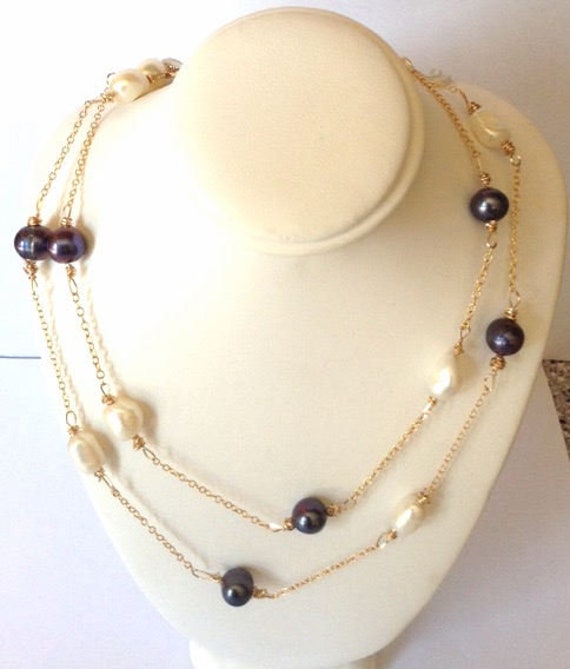 Kultivierte Weiße Und Graue Perlenkette - Münzeperlenhalskette Goldkettenperlenhalskette Lange Perlenhalskette Hochzeitsschmuck Brautjungfer von KarynJamieDesigns