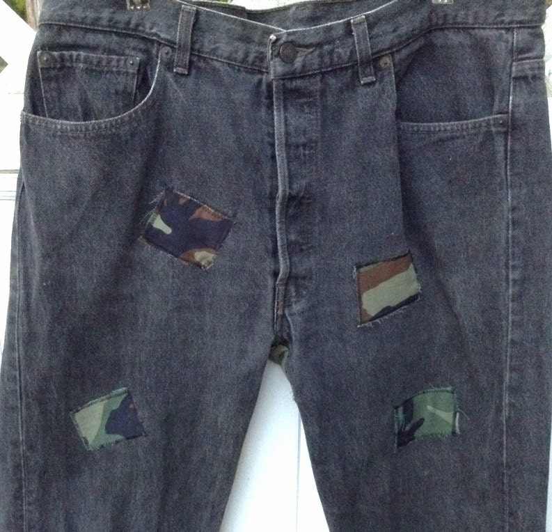 Levi 501 Vintage Blackjeans - Camouflage Jeans Mit Patches- Herren Distressed Black Denim Geschenk Für Ihn von KarynJamieDesigns