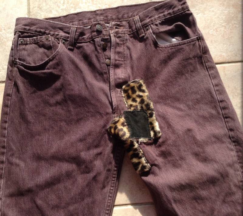 Levi 501 Vintage Jeans Größe 34 Zoll - Burgunderrote Herren Verzierte Leopard Gepatchte Geschenk Für Sie von KarynJamieDesigns