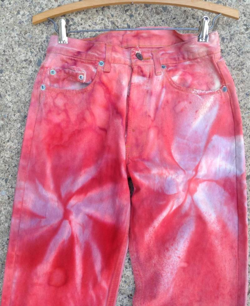 Levi Batik Jeans-Vintage 501 Größe 72 cm - Farbige Jeans- Herren Vintage Batiken Lila Rot Distressed von KarynJamieDesigns