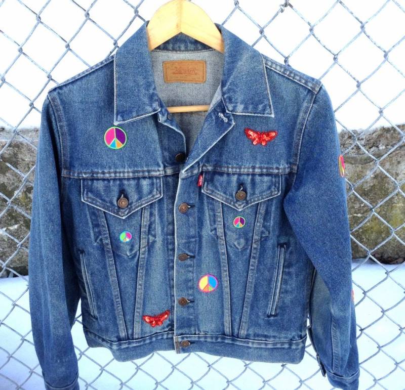 Levi Jeansjacke 2xl - Vintage Jacke Paillettenbesatz Gepatcht Verzierte Zerstörte Mit Peace Zeichen Geschenk von KarynJamieDesigns