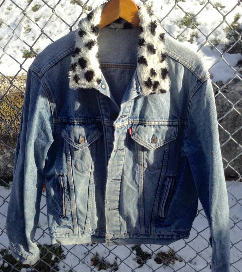 Levi Jeansjacke - Denin Jacke Größe L-Distressed Pelz Getrimmt Vintage Dekoriert von KarynJamieDesigns