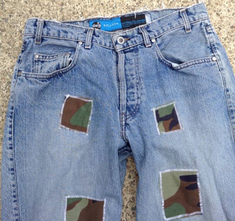 Levi Silvertab Jeans - Distressed Größe 33 Zoll/32 Zoll Loose Fit Vintage Patched von KarynJamieDesigns