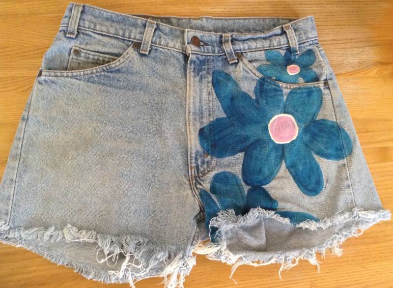 Levi - Vintage Cuttoffs Bemalte Jeansshorts Blumen Wildledershorts Gr. 28- Distressed Jeansshorts-Bestellung Auf Bestellung von KarynJamieDesigns