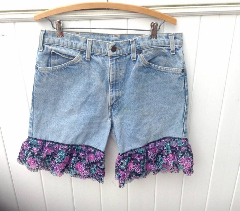 Levi Vintage Shorts - Dekorierte Gr. 34" Mit Spitze Distressed Auf Freundin von KarynJamieDesigns