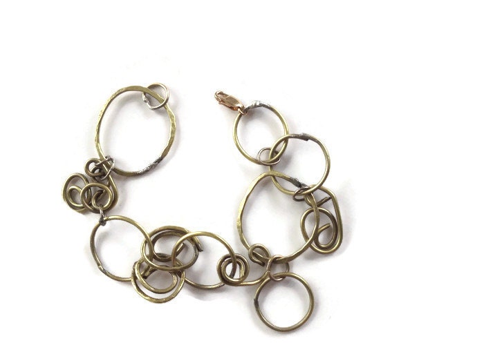 Messing Baumler Armreif, Gehämmert Messing, Vergoldete Glieder, Gedrehter Draht, Modernes Gold, Freiform, Gelötete Gold Armreif von KarynJamieDesigns