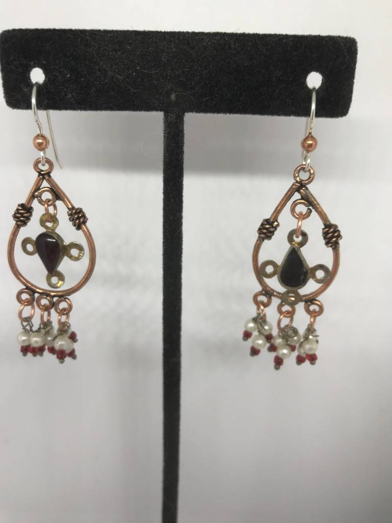 Messing Gehämmerte Postback Ohrringe - Rosenquarz Briolette Baumeln Ohrringe-Gold Ohrringe Mit Tropfen - Benutzerdefinierte Freundin Geschenk von KarynJamieDesigns