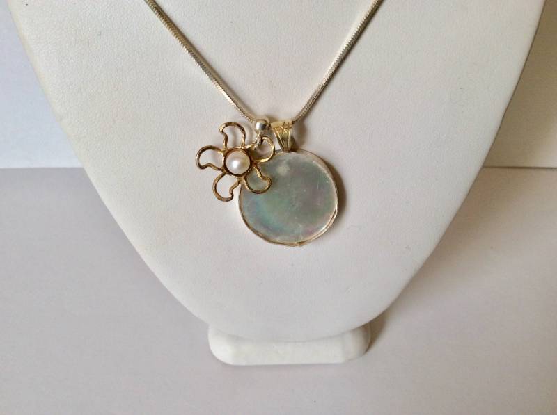 Perlmutt-Halskette - Blumen-Halskette Mit Zuchtperle Sterling Schlangenkette Anhänger Bezel Set Geschenk von KarynJamieDesigns