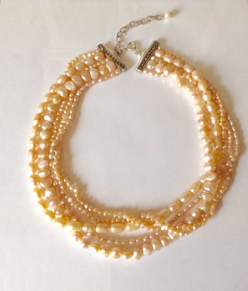 Pfirsich Perlenkette - Mehrstrangige Hochzeitsperlen Hochzeitsschmuck Süßwasserperlenkette Vintage Perlen von KarynJamieDesigns