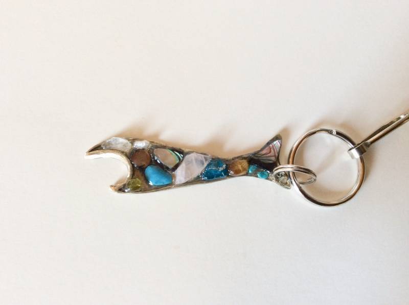 Roher Kristall Schlüsselanhänger - Sterling Fisch Wal Flaschenöffner Geschenk Für Freund Türkis Rosenquarz Peridot von KarynJamieDesigns