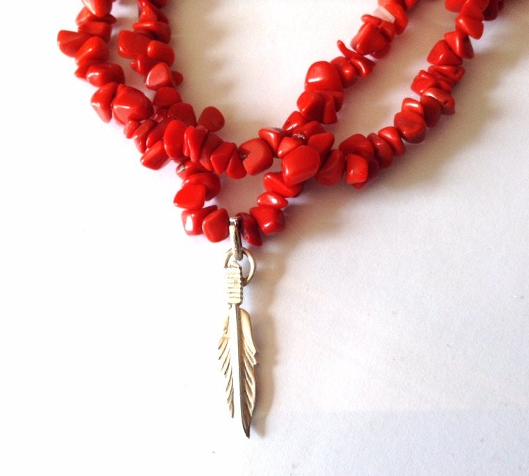 Rote Koralle Chips-Silber Feder Halskette - Sterling Anhänger Halskette-Geschenk Für Sie-Geschenk Ihn-Rote Chip Halskette-Valentinstag Geschenk von KarynJamieDesigns