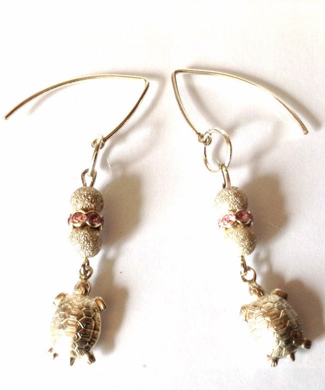 Schildkröte Charme Ohrringe, Sterling Tier Charme, Silber Marquis Drähte, Rosa Swarovski Ohrringe-Silber Ohrringe - Minalmist Ohrring Schildkröte Charme Ohrringe, Sterling Tier Charme, Silber Marquis Drähte, Rosa Swarovski Ohrringe-Silber Ohrringe - Minalmist Ohrring von KarynJamieDesigns