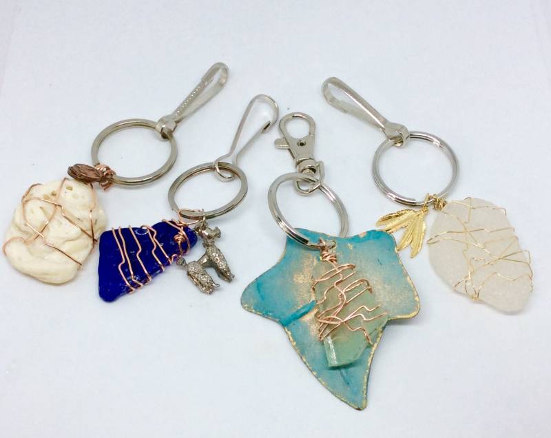 Schlüsselanhänger - Seeglas Pudel Geschenk Für Ihn Handmade Glas Blatt Efeu Hund von KarynJamieDesigns