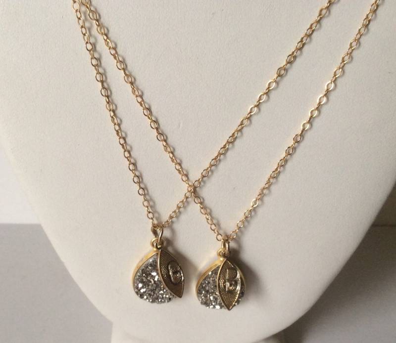 Schwester Halskette - Freundschaft Initial Gold Druzy Minalmist Weihnachtsgeschenk Zwillinge Geschenk von KarynJamieDesigns