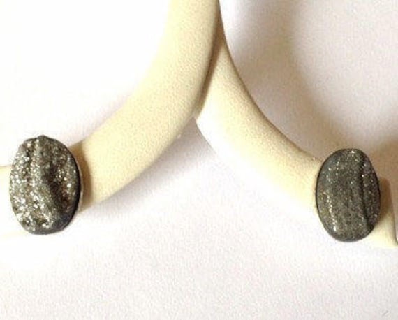 Silber Druzy Ohrstecker - Sterling Oval Ohrringe-Gunmetal Raw Cabacchon Postback Ohrringe - Quarz Ohrstecker von KarynJamieDesigns