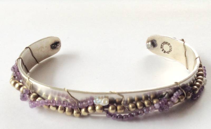 Silber Manschette- Manschette Mit Amethsyt Und Perlen-Handgefertigte Sterling Süßwasser Perle - Geschenk Für Sie Ooak von KarynJamieDesigns