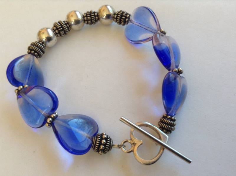 Sterling Blau Herz Armband, Armband Und Silber Perlen Glas Herzen, Mit Sterling Schalter Sterling Blau Herz Armband, Armband Und Silber Perlen Glas Herzen, Mit Sterling Schalter von KarynJamieDesigns