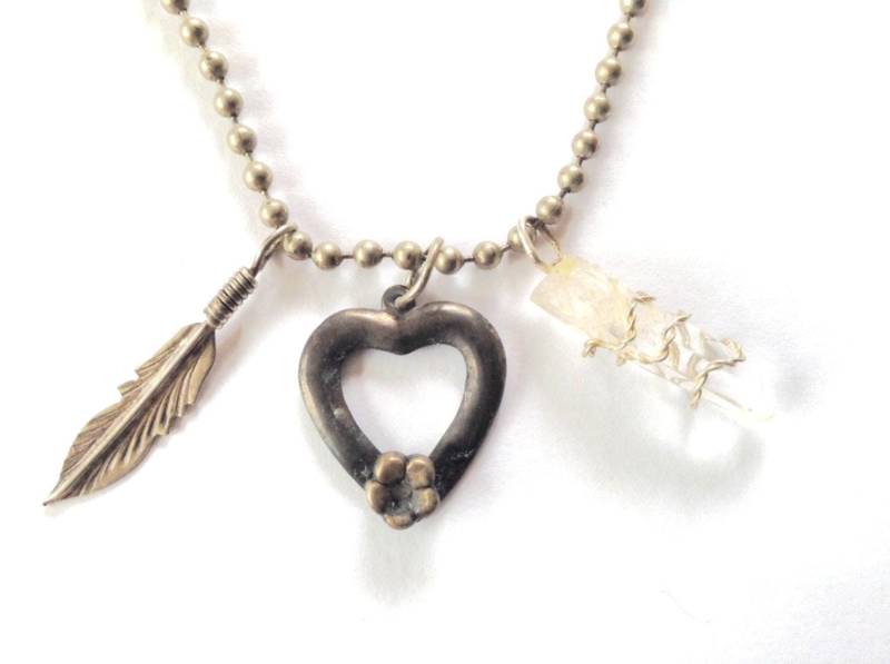 Sterling Charme Halskette - Herz Feder Quartz Crystal Charm Statement Silber Handmade Sterling Charme Halskette - Herz Feder Quartz Crystal Charm Statement Silber Handmade von KarynJamieDesigns